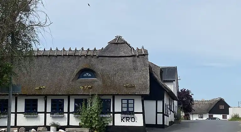 Idyllisk sommerhus få meter fra kysten