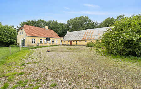 Lyst feriehus med have og plads til fællesskab