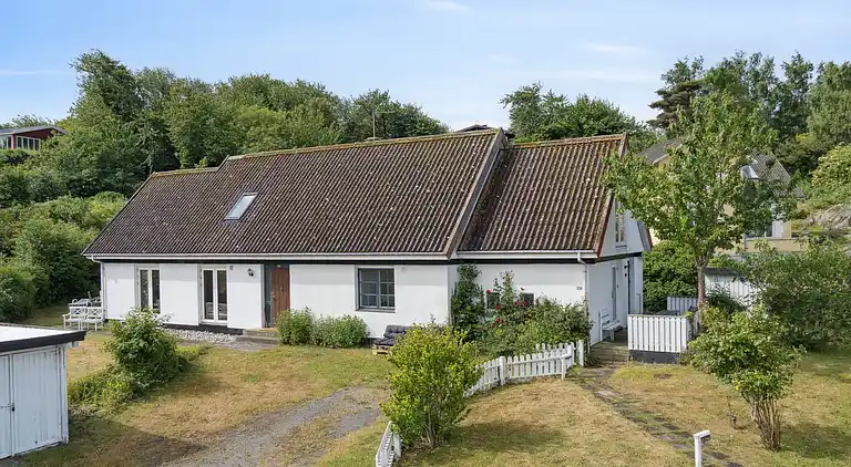 Ferieidyl i Sandvig med havudsigt