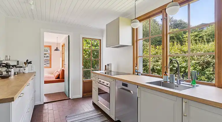 Ferieidyl i Sandvig med havudsigt