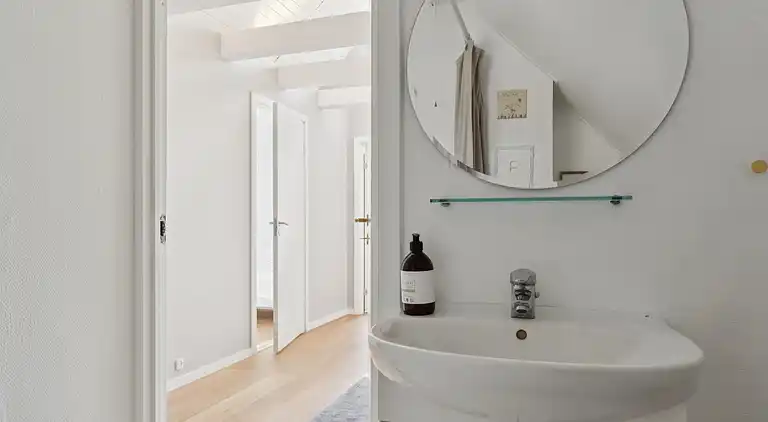 Ferieidyl i Sandvig med havudsigt