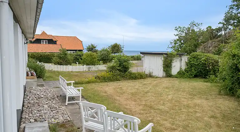 Ferieidyl i Sandvig med havudsigt