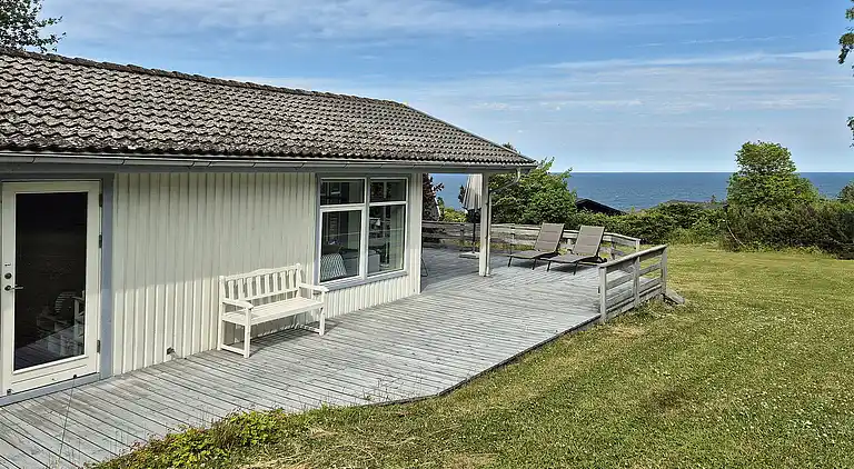 Sandkås med havudsigt, sandstrand og klipper
