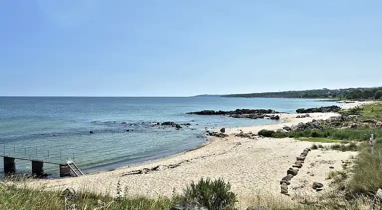 Sandkås med havudsigt, sandstrand og klipper