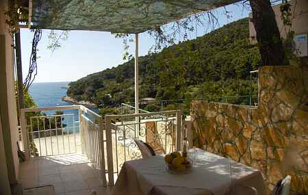 Studio flat with terrace and sea view Cove Saplunara, Mljet