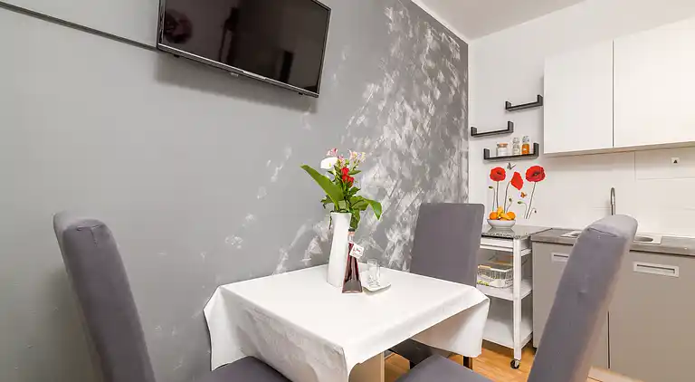 2-Zimmer-Ferienwohnung mit Terrasse Rovinj (A-19088-b)