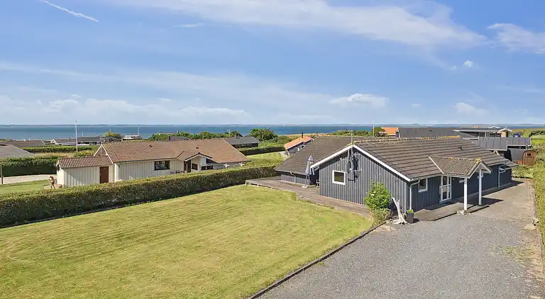 Rummeligt feriehus nær Limfjorden og strand