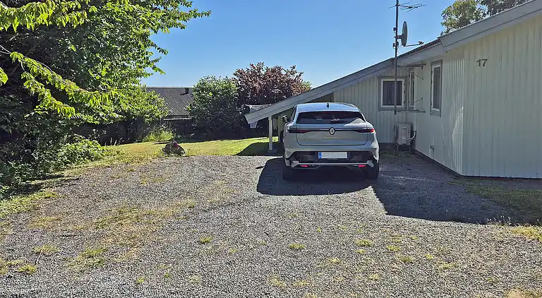 Sandkås med havudsigt, sandstrand og klipper