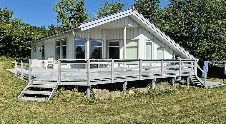 Sandkås med havudsigt, sandstrand og klipper