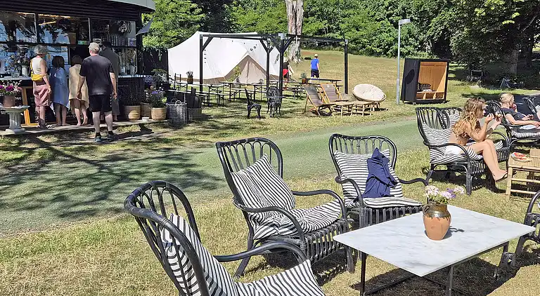 Sandkås med havudsigt, sandstrand og klipper