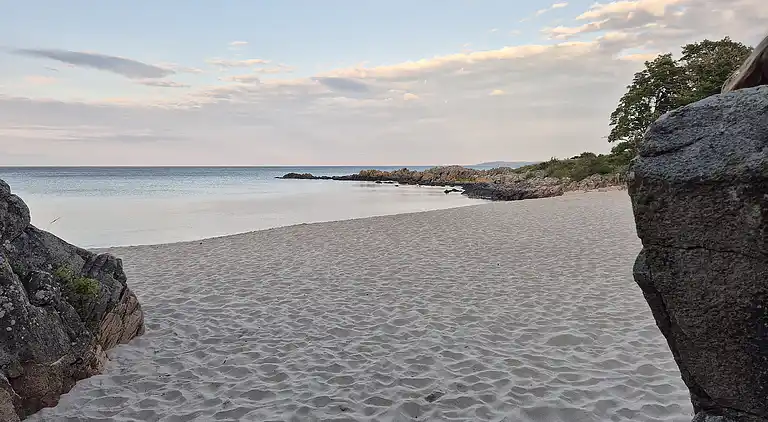 Sandkås med havudsigt, sandstrand og klipper