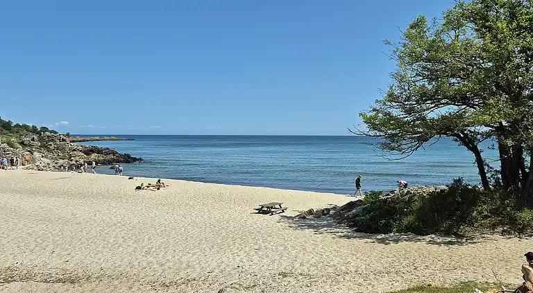 Sandkås med havudsigt, sandstrand og klipper