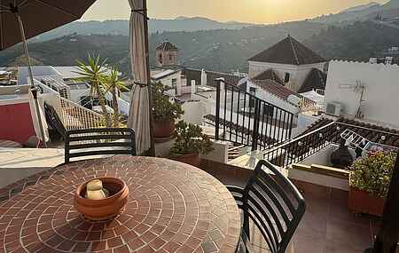 Two bed town house with roof terrace in the beautiful