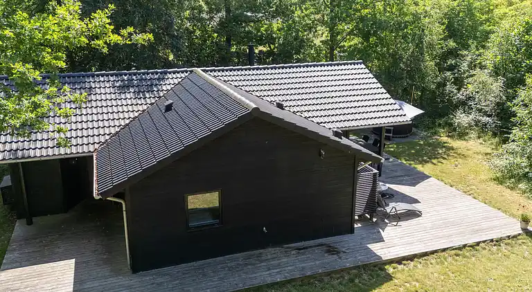 Stort nyere sommerhus med vildmarksbad v Vig Lyng