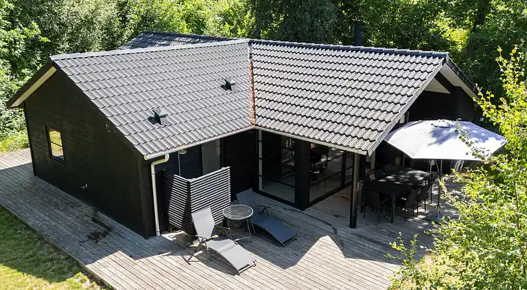 Stort nyere sommerhus med vildmarksbad v Vig Lyng