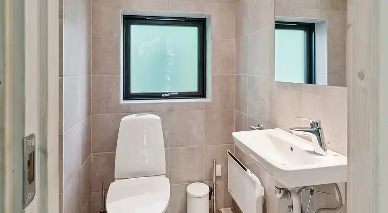 Stort nyere sommerhus med vildmarksbad v Vig Lyng