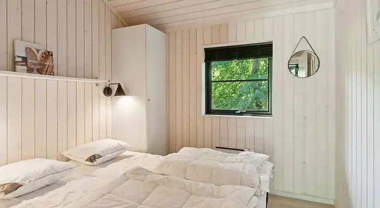 Stort nyere sommerhus med vildmarksbad v Vig Lyng