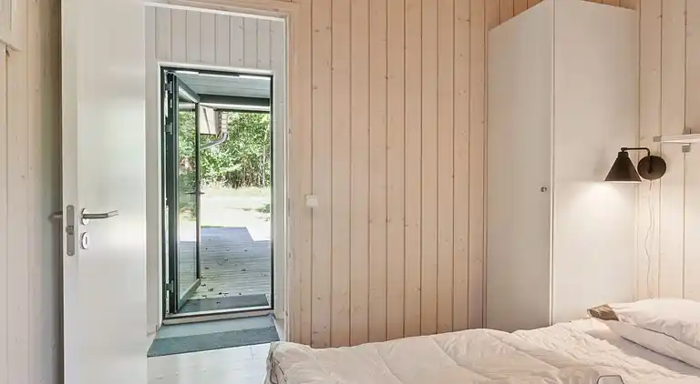 Stort nyere sommerhus med vildmarksbad v Vig Lyng