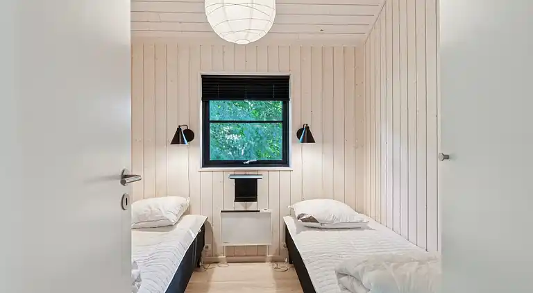 Stort nyere sommerhus med vildmarksbad v Vig Lyng