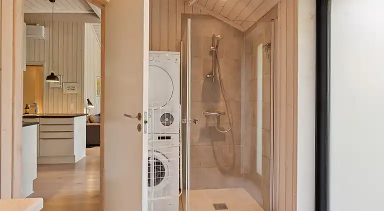 Stort nyere sommerhus med vildmarksbad v Vig Lyng