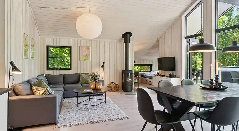 Stort nyere sommerhus med vildmarksbad v Vig Lyng