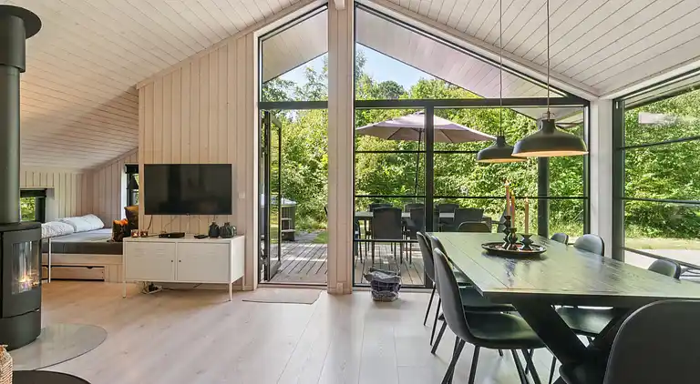 Stort nyere sommerhus med vildmarksbad v Vig Lyng