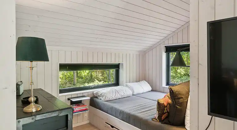 Stort nyere sommerhus med vildmarksbad v Vig Lyng