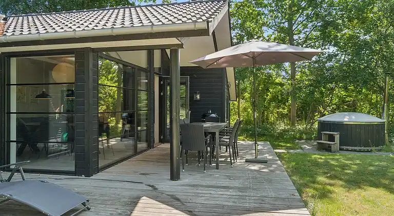 Stort nyere sommerhus med vildmarksbad v Vig Lyng