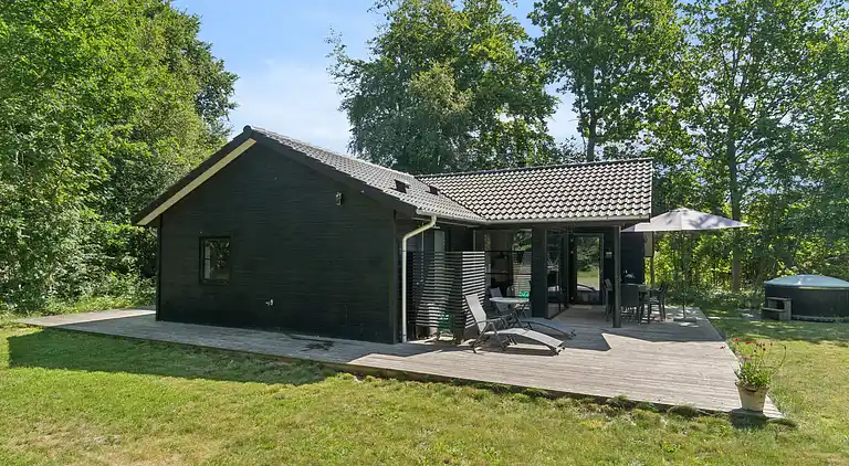 Stort nyere sommerhus med vildmarksbad v Vig Lyng