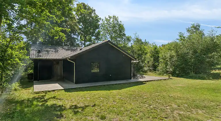 Stort nyere sommerhus med vildmarksbad v Vig Lyng