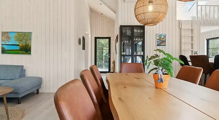 Moderne feriehus nær strand og skøn natur