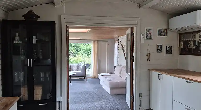 Hyggeligt sommerhus med udsigt til naturen.