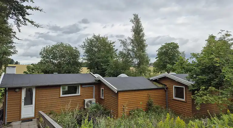 Hyggeligt sommerhus med udsigt til naturen.