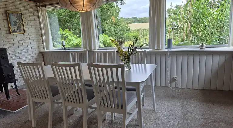 Hyggeligt sommerhus med udsigt til naturen.