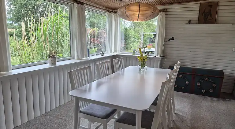 Hyggeligt sommerhus med udsigt til naturen.