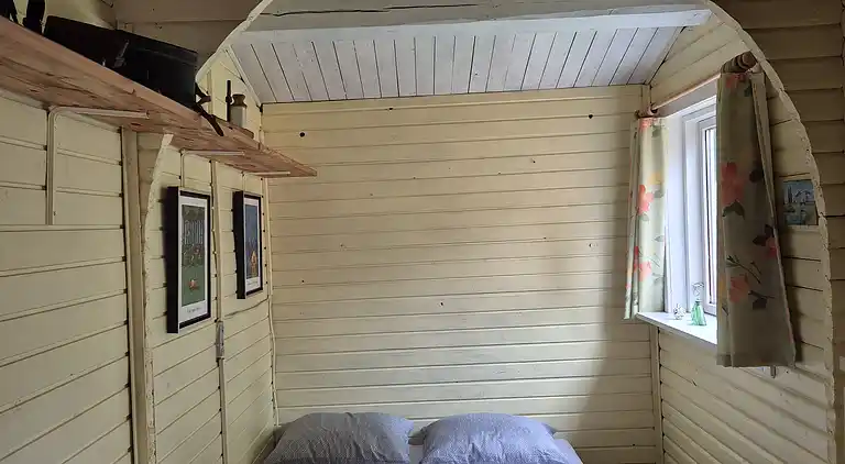 Hyggeligt sommerhus med udsigt til naturen.