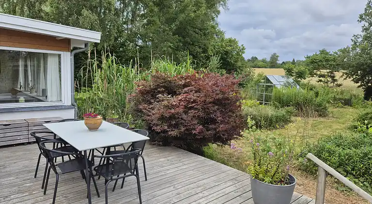 Hyggeligt sommerhus med udsigt til naturen.