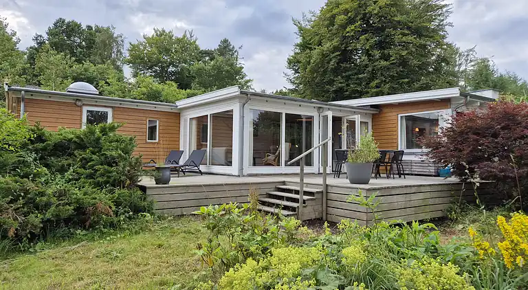 Hyggeligt sommerhus med udsigt til naturen.