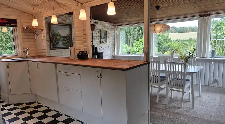 Hyggeligt sommerhus med udsigt til naturen.