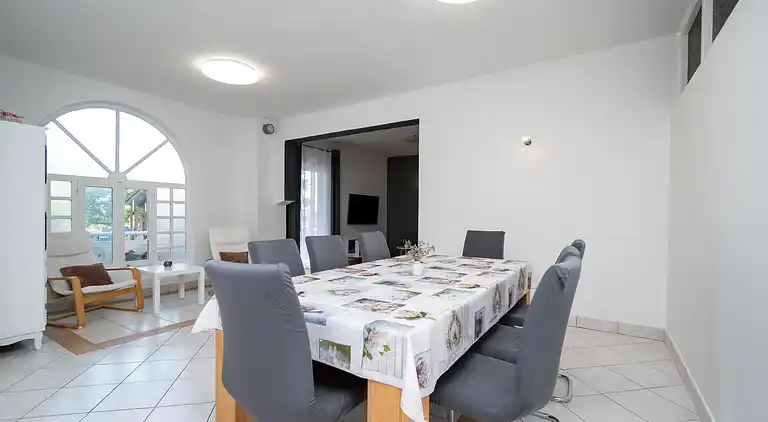 3-Zimmer-Ferienwohnung mit Terrasse Ljubac, Zadar (A-5831-a)
