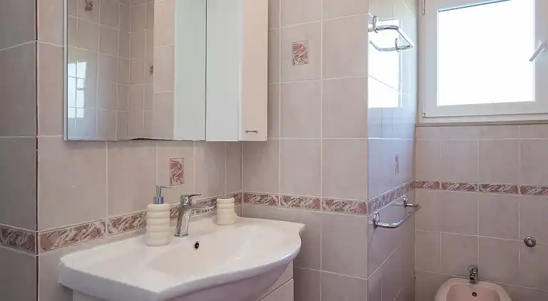 3-Zimmer-Ferienwohnung mit Terrasse Ljubac, Zadar (A-5831-a)