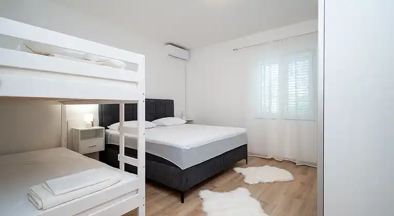 3-Zimmer-Ferienwohnung mit Terrasse Ljubac, Zadar (A-5831-a)