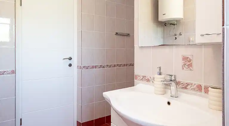 3-Zimmer-Ferienwohnung mit Terrasse Ljubac, Zadar (A-5831-a)