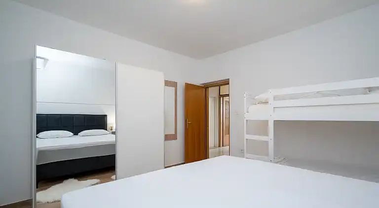 3-Zimmer-Ferienwohnung mit Terrasse Ljubac, Zadar (A-5831-a)