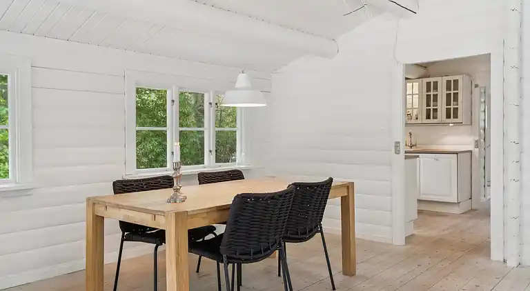 Tømmerhus i Dronningmølle, 150 m til stranden