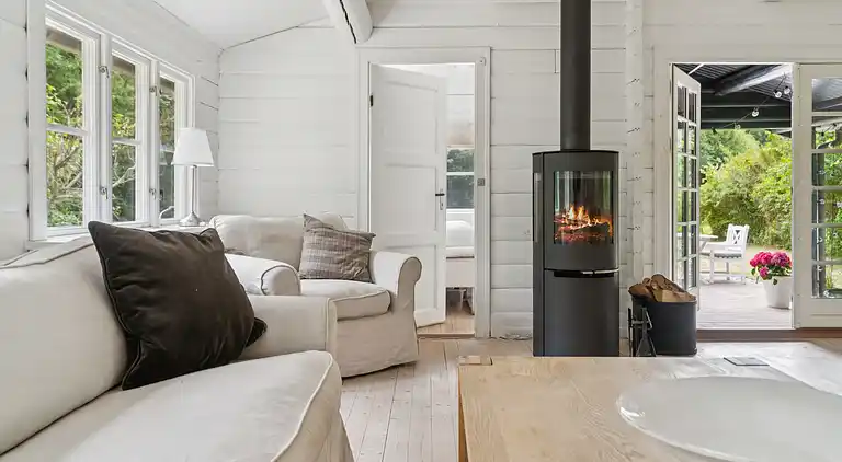 Tømmerhus i Dronningmølle, 150 m til stranden