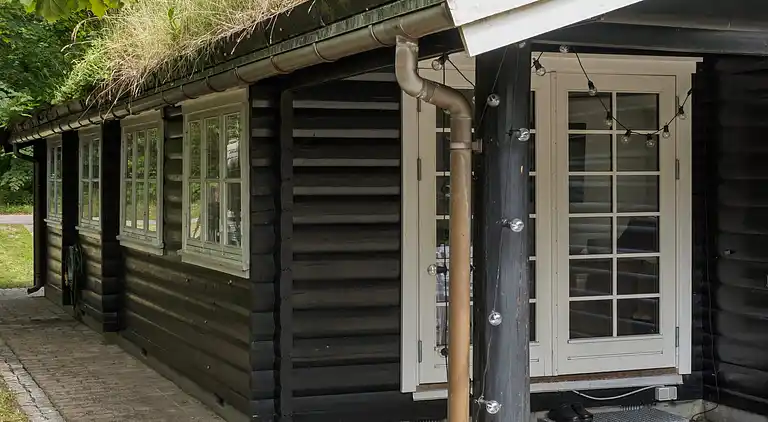 Tømmerhus i Dronningmølle, 150 m til stranden