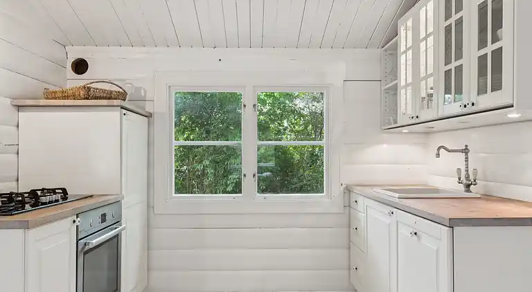 Tømmerhus i Dronningmølle, 150 m til stranden