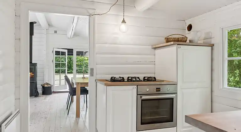 Tømmerhus i Dronningmølle, 150 m til stranden