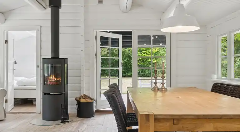 Tømmerhus i Dronningmølle, 150 m til stranden